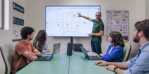 Enea Parimbelli illustra alcuni grafici su un maxi schermo ai ricercatori del Laboratorio di Informatica Biomedica “Mario Stefanelli” UniPv