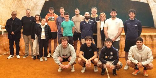 Gli studenti e le studentesse di Scienze Motorie con i loro docenti e Carlos Bernardes sul campo da tennis