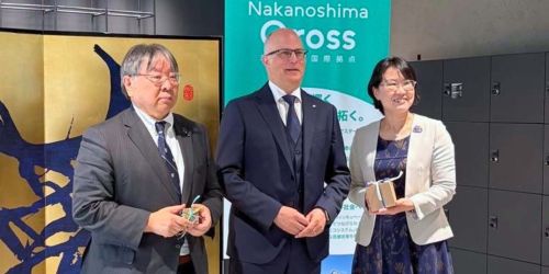 Il Prof. Racchi al Nakanoshima Qross con il direttore del centro Prof. Yoshiki Sawa e la rappresentante della Prefettura di Osaka Sig.ra Mio Kondo