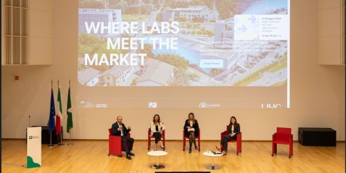 Uno dei momenti dell'evento “Dalla ricerca al mercato: opportunità e strategie – I protagonisti” con 4 relatori seduti sul palco