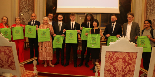 Alcuni dei partecipanti all'evento "Powering a Just and Sustainable Future" con in mano la borsa di OSA