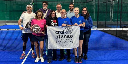Gli atleti e le atlete del Cral Ateneo Pavia che hanno partecipato al torneo di padel.