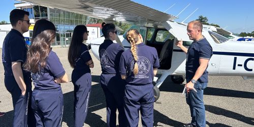 Le studentesse e gli studenti del Master in Medicina Tattica all'aeroporto di Novi Ligure durante la formazione.