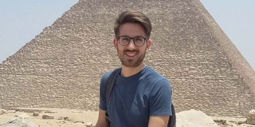 Marco De Pietri davanti a una piramide egiziana.