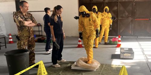 Gli studenti del Master in Medicina Tattica durante le esercitazioni relative alle minacce CBNR