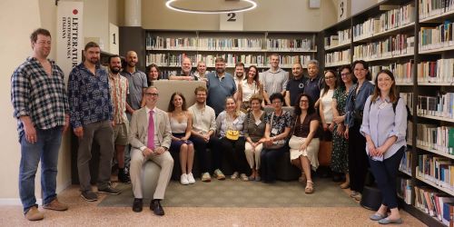 I partecipanti alla General Assembly del progetto europeo ProtAct-Us, con il Rettore Alessandro Reali, nella Biblioteca di Studi Umanistici