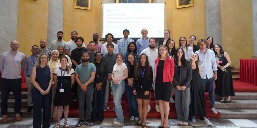 Foto di gruppo scattata nella giornata conclusiva della Summer School 2026 "Research Approaches in Sustainability Management and Reporting" con partecipanti, ricercatori e organizzatori nell'Aula Magna UniPv.