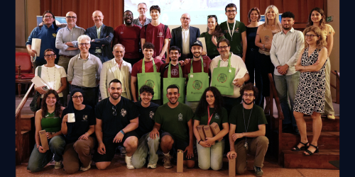 I premiati insieme a (fila in alto da sx) Pietro Galinetto, Alessandro Greco, Giuseppe Faita, Davide Griffini, Laura Ostè, Daniela Boggiani, Lorenzo Goppa, Ilaria Cristiani; (seconda fila da sx) Daniela Besana, Davide Barbieri, Angelo Taglietti, Flavio Ceravolo.