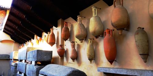Cortiletto delle anfore del Museo Leone di Vercelli. Presenti anche dei sarcofagi in pietra