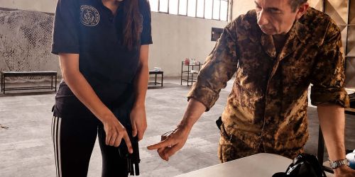 Una delle esercitazioni per la messa in sicurezza delle armi durante il Master in Medicina Tattica