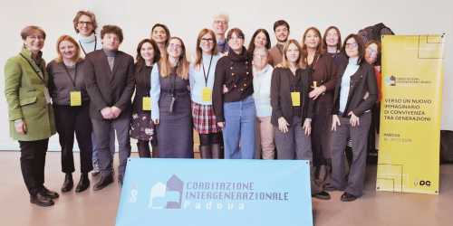Foto di gruppo dei partecipanti al Meeting Nazionale delle Esperienze di Coabitazione Intergenerazionale.