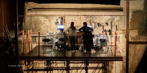 Campagna E-RIHS.it - MOLAB del team XRAYLab CNR ISPC sull’impalcatura di accesso al fregio della tomba di Re Filippo II presso Verghina, Grecia. Durante l’attività sono state impiegate due tecniche a raggi X in simultanea (MA-XRF e MA-XRD) 