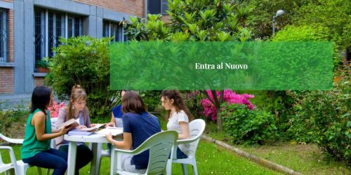 Studentesse del Collegio Nuovo mentre studiano sedute a un tavolo nel giardino del Collegio. In sovrimpressione la scritta "Entra al Nuovo"