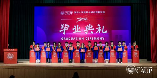 Alcuni dei candidati e delle candidate che hanno ottenuto il titolo della Double Master's Degree Programme in Building Engineering and Architecture sul palco con i diplomi e la commissione
