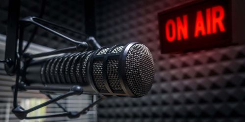 Microfono in studio di registrazione con scritta "On Air"