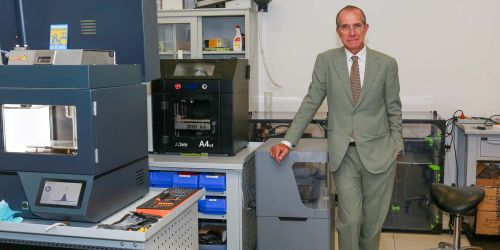 Il prof. Ferdinando Auricchio in laboratorio.
