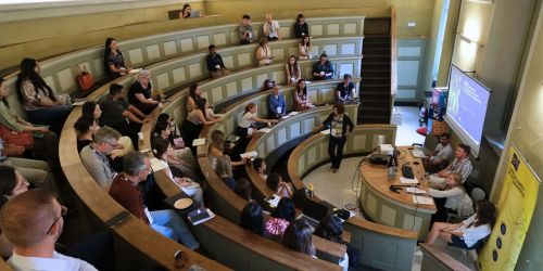 Platea e relatori durante una delle sessioni della conferenza "Dealing with Biases in Language and Culture: Interdisciplinary Perspectives"