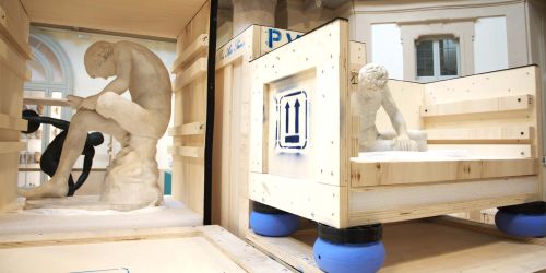 Statue conservate presso il Museo di Archeologia UniPv nella cassa di trasporto durante il riallestimento
