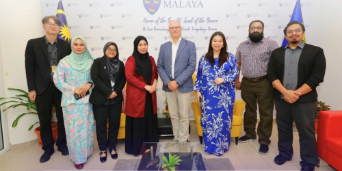 Il prof. Racchi (al centro) con i rappresentanti della Universiti Malaya