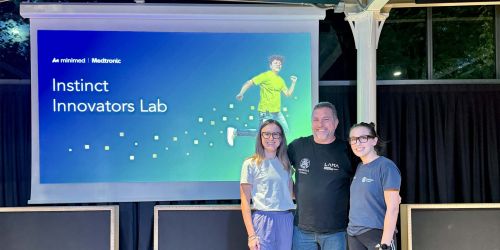 Il prof. Vandoni con due ricercatrici del LAMA all'Instinct Innovators Lab