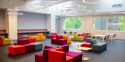 Divanetti e tavoli studio presso il Learning Space Cravino