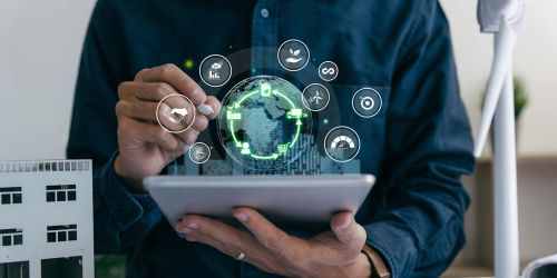 Professionista che utilizza un tablet con l'icona LCA, standard ISO per l'LCA, catena del valore e crescita sostenibile.