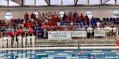 Foto di gruppo di tutti i partecipanti al V Campionato nazionale di Nuoto ANCIU