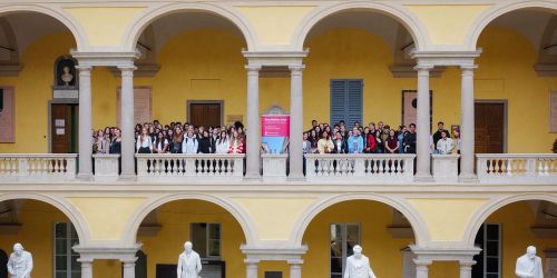 Foto di gruppo dei partecipanti alla cerimonia del Foundation Year affacciati al ballatoio del Cortile delle Statue