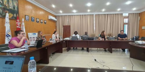 Un momento del meeting a Tunisi con i partecipanti seduti al tavolo