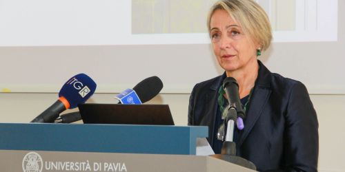 Cristina Tasselli mentre rilascia dichiarazioni ai microfoni di alcune emittenti tv