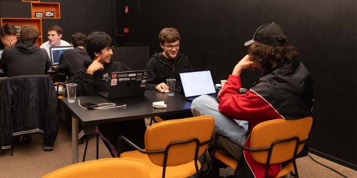 Gli studenti UniPv al pc durante la competizione