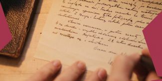 Mani che scrivono su un foglio