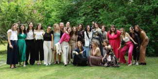 Foto di gruppo con studentesse nel giardino del Collegio Nuovo