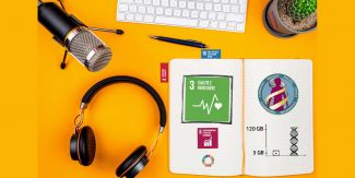 Copertina del Podcast "Voci in Agenda" con microfono, cuffie musicali e agenda su scrivania