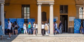 Future matricole nei cortili Unipv durante un evento di orientamento