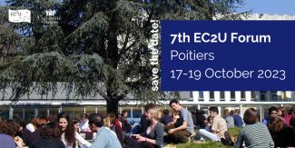 Studenti su un prato con titolo e data EC2U Forum