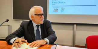 Enzo Ciconte durante un evento al Collegio S. Caterina