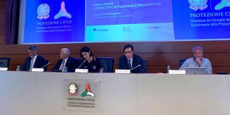 Tavolo dei relatori all'evento della Protezione Civile per vent'anni Eucentre