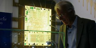 Federico Faggin con il microprocessore da lui disegnato