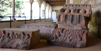 Dettaglio dei reperti rinascimentali in cotto conservati nella Loggetta Sforzesca del Museo di Archeologia UniPv