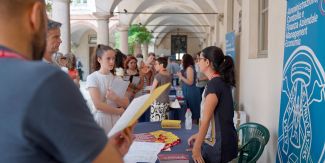giovani allo stand di un corso di laurea