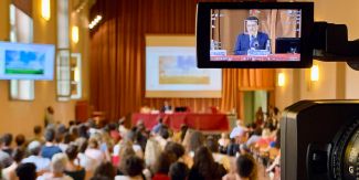 Il rettore Svelto inquadrato in aula 400