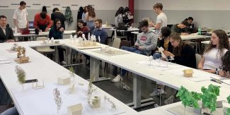 Studenti al lavoro sui modellini e i progetti durante la Summer School