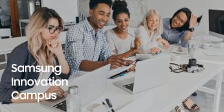 Giovani al lavoro seduti dietro a una scrivania