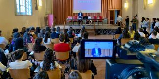 Il prof. Giampaolo Azzoni in aula '400 all'evento di benvenuto alle matricole