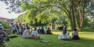 Evento presso Horti con pubblico seduto sul prato