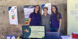 Federica Quintiero (a sinistra), Simona Fiorini (a destra),  e la prof.ssa Cristina Montomoli (al centro) all'evento "Aspettando la notte dei ricercatori"