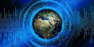 Globo terrestre circondato da codice binario