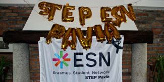 Bandiera con logo STEP ESN Pavia e palloncini