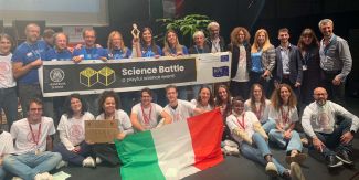 Team che ha partecipato alla Science Battle 2023 a Poitiers con parte della delegazione UniPv